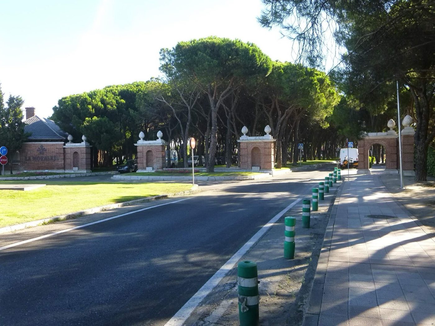 Entrada a la urbanización La Moraleja